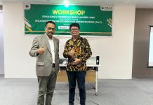 Kalla Institute Gelar Workshop Penulisan dan Penerbitan Buku Menghadirkan Penerbit Andi FOTO: Kiri Prof Sukardi Weda, Wakil Rektor bidang Akademik dan Kemahasiswaan ITB Kalla, Dr Syamsu Rijal, yang juga WR 2 ITB Kalla, Manager Area Sulawesi Maluku.