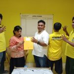 Resmi Daftar Bacaleg, Ismo: Partai Golkar Siap Rebut 2 Kursi di Dapil 4 Makassar FOTO: Ismail Mooduto, (Ismo) Baju putih bersama simpul pemenangan saat mendaftar sebagai Bacaleg di sekretariat partai Golkar.