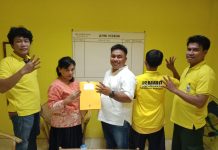 Resmi Daftar Bacaleg, Ismo: Partai Golkar Siap Rebut 2 Kursi di Dapil 4 Makassar FOTO: Ismail Mooduto, (Ismo) Baju putih bersama simpul pemenangan saat mendaftar sebagai Bacaleg di sekretariat partai Golkar.