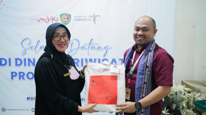 FOTO: Kanan Penjabat Wali Kota Ambon, Bodewin Wattimena dan Kabid Promosi Dinas Pariwisata Kota Makassar, Yulianti.