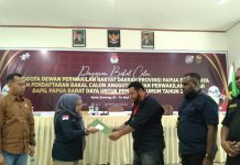 Muhdar Ichsan Weul Resmi Mendaftar Calon Anggota DPD RI Dapil Papua Barat Daya FOTO: Kanan Muhdar Ichsan Weul saat mendaftar sebagai calon anggota DPD RI Dapil Papua Barat di Kantor Komisi Pemilihan Umum Daerah (KPUD) Provinsi Papua Barat Daya di jalan Sorong- Aimas Luksio Kota Sorong.