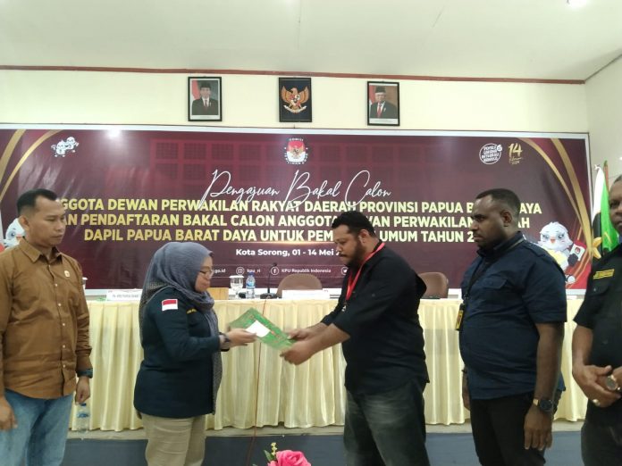 FOTO: Kanan Muhdar Ichsan Weul saat mendaftar sebagai calon anggota DPD RI Dapil Papua Barat di Kantor Komisi Pemilihan Umum Daerah (KPUD) Provinsi Papua Barat Daya di jalan Sorong- Aimas Luksio Kota Sorong.