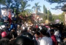 Puluhan Pemuda dan Mahasiswa Desak Copot Kapolrestabes Makassar, Dibalas Puluhan Ormas Dukung Kombes Mokhamad Ngajib Foto tangkap layar aksi demostrasi pemuda dan mahasiswa yang tergabung dalam Aliansi Solidaritas untuk Tanah Daeng melakukan aksi unjuk rasa di depan kantor Mapolda Sulsel Mendesak agar Kapolda Sulsel Mencopot Kapolrestabes Makassar Jumat sore (12/5)