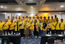 DPD Partai Golkar Makassar Gelar Rapat Konsolidasi Jelang Pendaftaran Bacaleg di KPU FOTO: Ketua DPD Partai Golkar Makassar, H. Munafri Arifuddin, SH beserta Jajaran Pengurus dan Bacaleg partai Golkar di Hotel Aryaduta. Sabtu malam (13/5)