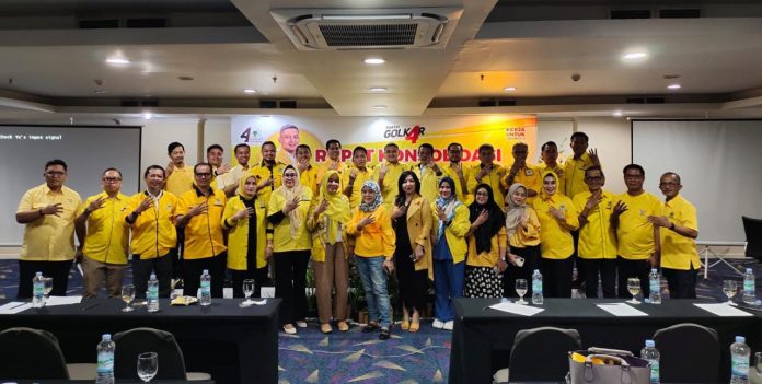 FOTO: Ketua DPD Partai Golkar Makassar, H. Munafri Arifuddin, SH  beserta Jajaran Pengurus dan Bacaleg partai Golkar di Hotel Aryaduta. Sabtu malam (13/5)