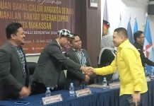 Ke KPU, Appi: Bismillah, dari Lasinrang Awal Sebuah Perjuangan untuk Masyarakat Kota Makassar Jauh Lebih Baik FOTO: Munafri Arifuddin atau Appi Ketua Golkar Makassar saat tiba KPU Makassar di Kecamatan Manggala, Kota Makassar. Ahad, (14/5)