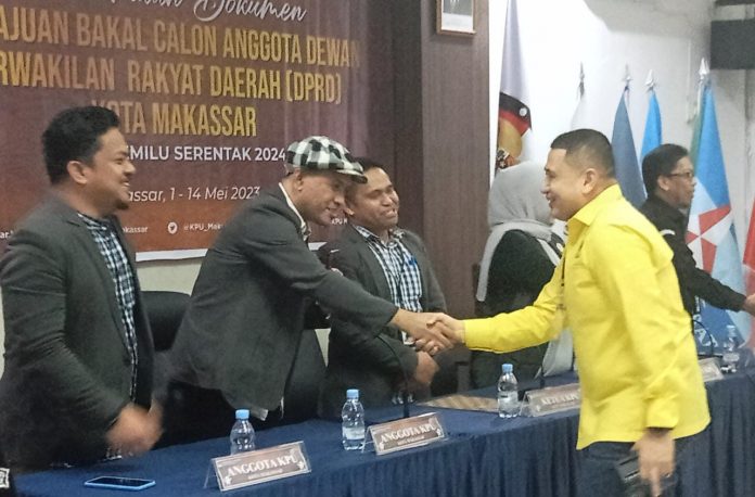 FOTO: Munafri Arifuddin atau Appi Ketua Golkar Makassar saat tiba KPU Makassar di Kecamatan Manggala, Kota Makassar. Ahad, (14/5)