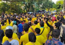 Ribuan Kader dan Simpatisan Partai Golkar Antar Bacaleg ke KPU, Appi Sampaikan Permohonan Maaf FOTO: Ribuan Kader dan Simpatisan Partai Golkar saat mengantar bakal calon anggota legeslatif ke KPU Kota Makassar