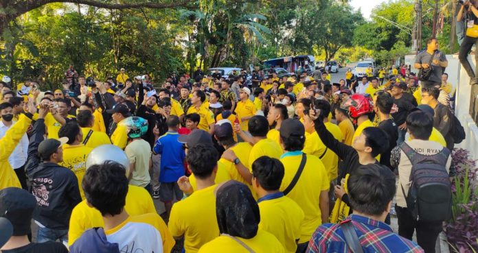 FOTO: Ribuan Kader dan Simpatisan Partai Golkar saat mengantar bakal calon anggota legeslatif ke KPU Kota Makassar