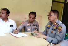 Soal Penerbitan Surat Keterangan Tanah Palsu, Masih Bergulir di Polres Toba FOTO: Wakapolres Kompol Lamin,S.P saat menerima para pihak