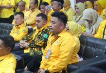 15 Pimcam dan 153 Pimlur Kawal Appi Daftar Bacaleg Partai Golkar di KPU, Ismo: Kami Selalu Kompak FOTO: Pimcam Manggala, Ismail Mooduto, SE saat mendampingi Ketua Golkar Makassar di kantor KPU. Ahad, (15/5)