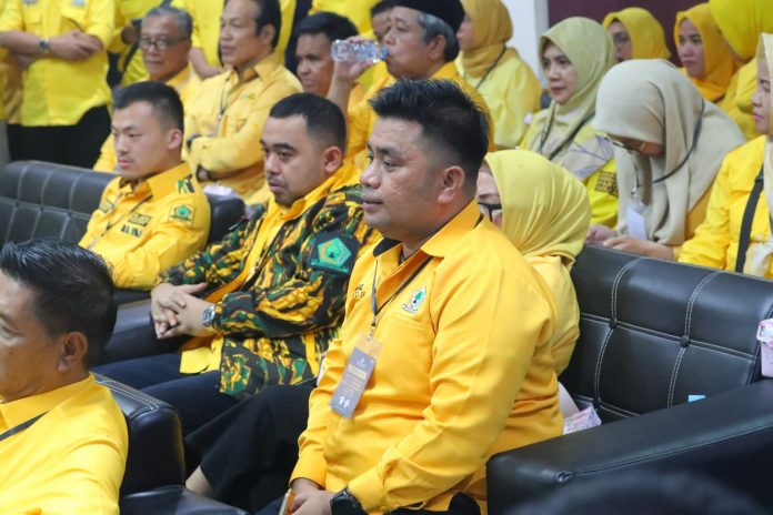 FOTO: Pimcam Manggala, Ismail Mooduto, SE saat mendampingi Ketua Golkar Makassar di kantor KPU. Ahad, (15/5)