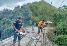 Legislator Tana Toraja Agustinus Patinggi Bersama warga Gotong Royong Bangun Jembatan Darurat
