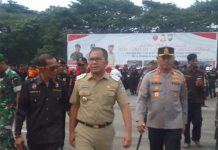 Hadiri Apel 4 Pilar, Ketua FKPM Rappocini Berharap Pemilu Serentak 2024 Berjalan Damai FOTO: Kiri Ketua Forum Kemitraan Polisi Masyarakat (FKPM) Kecamatan Rappocini, Muhammad Isra bersama Wali kota Makassar usai digelar Apel 4 Pilar di Lapangan Karebosi, Kota Makassar. Selasa (16/5/2023)