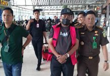 Terpidana Korupsi Akhiri Masa Pelarian 8 Tahun, Boni Tabrani Ditangkap Tim Tabur Kejati Sulsel FOTO: Boni Tabrani Bin Sastra gunakan Topi saat diamankan Tim Tabur Kejati Sulsel dan Kejari Bone saat tiba di Bandara Sultan Hasanuddin Makassar.