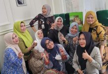 Temui Sahabat dan Warga di Dapil 4 Makassar, RR: Sama” ki FOTO: Ratna Raki (RR) Hijab hijau saat bersilahturahmi dengan para sahabatnya di Makassar.