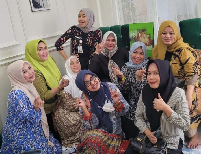 FOTO: Ratna Raki (RR) Hijab hijau saat bersilahturahmi dengan para sahabatnya di Makassar.