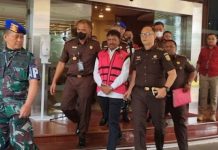 Keluar dari Gedung Kejagung, Menkominfo Jadi Tersangka, Diborgol dan Gunakan Rompi FOTO: Menteri Komunikasi dan Informatika (Menkominfo) Johnny G Plate ditetapkan sebagai tersangka, Rabu siang (17/5/2023).