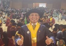 Disertasinya Tentang Reklamasi Teluk Jakarta, AYP Wisuda Doktor di UNPAD FOTO: Dr. Andi Yuslim Patawari usai meraih gelar Doktor Ilmu Pertanian di Graha Sanusi Hardjadinata, Kampus Universitas Padjadjaran (Unpad), Kota Bandung, Jawa Barat, Rabu (17/5/2023).