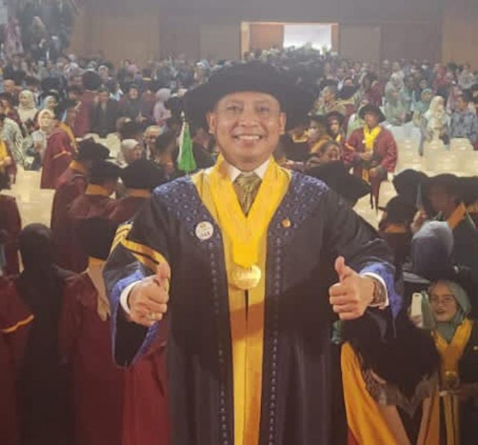 FOTO: Dr. Andi Yuslim Patawari usai meraih gelar Doktor Ilmu Pertanian di Graha Sanusi Hardjadinata, Kampus Universitas Padjadjaran (Unpad), Kota Bandung, Jawa Barat, Rabu (17/5/2023).