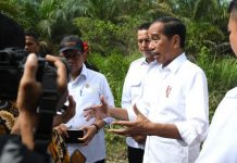 Presiden Jokowi Lakukan Peninjauan Ruas Jalan di Labuhanbatu Utara Sumut FOTO: Presiden Joko Widodo saat memberikan keterangan Pers nya usai Peninjauan Ruas Jalan Gunting Saga, Labuhanbatu Utara (Labura), 17 Mei 2023.