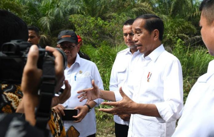 FOTO: Presiden Joko Widodo saat memberikan keterangan Pers nya usai Peninjauan Ruas Jalan Gunting Saga, Labuhanbatu Utara (Labura), 17 Mei 2023.