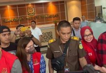 Kejari Makassar Tetapkan Kadis Perpustakaan Kota Makassar dan Rekanan Sebagai Tersangka FOTO: Tim JPU Kejati Makassar saat membawa Ketiga Tersangka saat digiring di Rutan Klas 1A Makassar