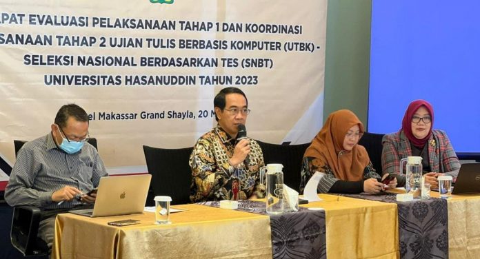 FOTO: Rektor Unhas Prof. Dr. Ir. Jamaluddin Jompa, M.Sc., Membuka rapat evaluasi pelaksanaan tahap 1 dan koordinasi pelaksanaan tahap dua Ujian Tertulis Berbasis Komputer (UTBK) – Seleksi Nasional berdasarkan Tes (SNBT). Kegiatan berlangsung mulai pukul 11.00 Wita di Meeting Room Gowa, Hotel Novotel, Sabtu (20/05).