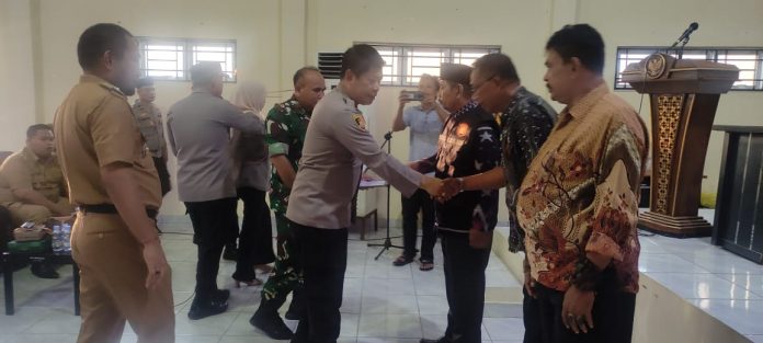 FOTO: Kapolsek Manggala, Kompol H. Syamsuardi, S.Sos,. MH bersama Unsur Tripika Manggala, Silaturahmi dan Pengukuhan Pengurus Forum Kemitraan Polisi Masyarakat (FKPM) bertempat di Aula Kecamatan Manggala Jln. Bitoa Raya Kel. Manggala, Minggu (20/05/23)