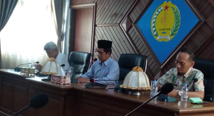 FOTO: Wabup Saiful Arif, dihadiri kepala dinas kesehatan, dr. H. Husaini, M. Kes, saat menghadiri Rapat Jarak jauh (zoom meeting) pelaksanaan bakti sosial kemanusiaan di Kantor Bupati Kabupaten Kepulauan Selayar, Sulawesi Selatan, Jum'at, (19/5) sore.