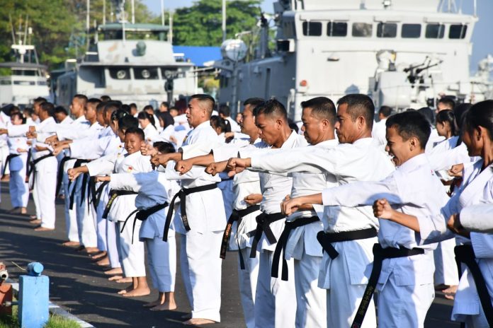 FOTO: Prajurit Petarung Batalyon Marinir Pertahanan Pangkalan (Yonmarhanlan) VI Makassar melaksanakan Latihan Bersama Majelis Sabuk Hitam (MSH) di Gedung Sultan Hasanuddin Lantamal VI, Jl. Yos Sudarso No.308 Kota Makassar. Minggu (21/05/2023).