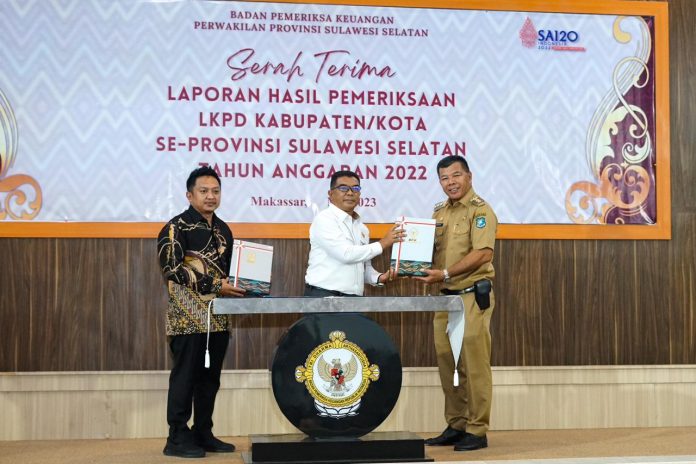 FOTO: Ketua Perwakilan BPK Provinsi Sulawesi Selatan, Amin Adab Bangun S.E., M.Si., Ak., CA, CSFA pada acara penyerahan Laporan Hasil Pemeriksaaan (LHP) BPK atas Laporan Keuangan Pemerintah Daerah (LKPD) Tahun Anggaran 2022 kepada Pemerintah Kabupaten Bulukumba