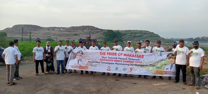 FOTO: Warga di Kecamatan Manggala saat berada di kawasan yang direncanakan akan di bangun pabrik pengelolaan sampah dekat TPA Tamangapa.