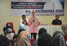 Temui Warga Ujung Pandang, Cicu Bahas Dana BOS FOTO: Anggota DPRD Provinsi Sulawesi Selatan, Andi Rachmatika Dewi membahas mengenai dana BOS atau bantuan operasional sekolah bersama warga, di Kelurahan Sawerigading, Kecamatan Ujung Pandang, Makassar, Selasa (23/5/2023).