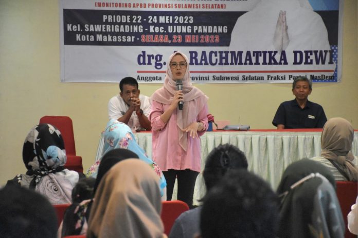 FOTO: Anggota DPRD Provinsi Sulawesi Selatan, Andi Rachmatika Dewi membahas mengenai dana BOS atau bantuan operasional sekolah bersama warga, di Kelurahan Sawerigading, Kecamatan Ujung Pandang, Makassar, Selasa (23/5/2023).