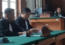 JPU Tolak Eksepsi Terdakwa Dugaan Korupsi Penyimpangan Penetapan Harga Pasir Laut FOTO: Penuntut Umum Kejaksaan Tinggi Sulawesi Selatan Muhammad Yusuf, SH.MH dan Andi Irfan Hasan SH.MH saat menghadiri sidang Dugaan Korupsi Penyimpangan Penetapan Harga Pasir Laut. Selasa, 23 Mei 2023.