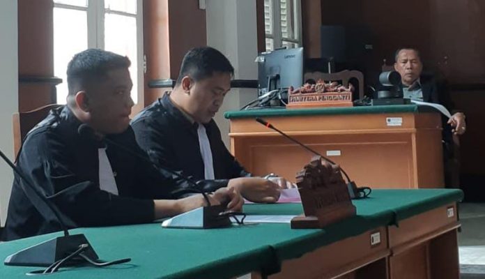 FOTO: Penuntut Umum Kejaksaan Tinggi Sulawesi Selatan Muhammad Yusuf, SH.MH dan Andi Irfan Hasan SH.MH saat menghadiri sidang Dugaan Korupsi Penyimpangan Penetapan Harga Pasir Laut. Selasa, 23 Mei 2023.