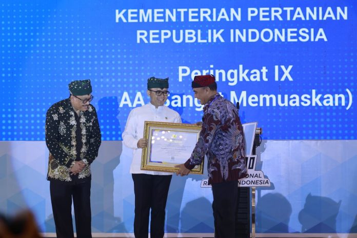 FOTO: Kementerian Pertanian menerima penghargaan dari Arsip Nasional Republik Indonesia (ANRI) dengan predikat 