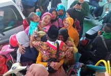 Tangis Histeris dan Derai Air Mata Pecah Iringi Keberangkatan CJH Kepulauan Selayar FOTO: Tangis haru histeris dari keluarga calon jamaah haji kloter dua embarkasi Makassar asal Kabupaten Kepulauan Selayar, Sulawesi Selatan,