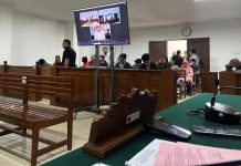 Hakim Tipikor Tolak Eksepsi dan Penangguhan Penahanan 2 Terdakwa PDAM Makassar FOTO: Suasana sidang Tindak Pidana Korupsi Penggunaan Dana Perusahaan Daerah Air Minum (PDAM) Kota Makassar Untuk Pembayaran Tantiem Dan Bonus/Jasa Produksi Tahun 2017 Sampai Dengan Tahun 2019 Dan Premi Asuransi Dwiguna Jabatan Walikota Dan Wakil Walikota Tahun 2016 Sampai Dengan Tahun 2019. Kamis (2/5/2023). (Ist)