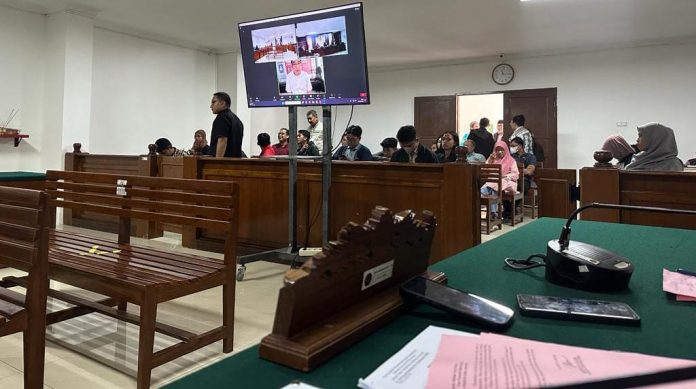 FOTO: Suasana sidang Tindak Pidana Korupsi Penggunaan Dana Perusahaan Daerah Air Minum (PDAM) Kota Makassar Untuk Pembayaran Tantiem Dan Bonus/Jasa Produksi Tahun 2017 Sampai Dengan Tahun 2019 Dan Premi Asuransi Dwiguna Jabatan Walikota Dan Wakil Walikota Tahun 2016 Sampai Dengan Tahun 2019. Kamis (2/5/2023). (Ist)