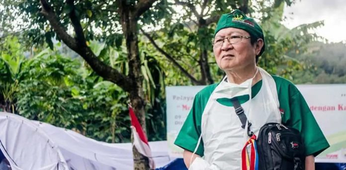 FOTO: dr. Lie Dharmawan II saat melakukan pelayanan medis doctor share di Kecamatan Pasimasunggu dan Pasimasunggu Timur, direalease secara resmi dr. Siti Fatimah Zahra, Sabtu, (27/5)