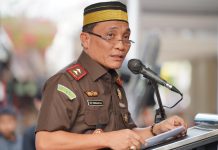 Nama Mantan Kajati Sulsel Disebut sebut Bakal Gantikan Jaksa Agung FOTO: Kepala Kejaksaan Tinggi (Kejati) Sulawesi Selatan Leonard Eben Ezer Simanjuntak menghadiri Haul Akbar Syekh Yusuf Al-Makassari Tuanta Salamaka. Kegiatan Haul itu berlangsung di Lingkungan Makam Syekh Yusuf Abul Mahasin Tajul Khalwati Al-Makasari Al-Bantani di Jalan Syech Yusuf Kecamatan Somba Opu Kabupaten Gowa, Kamis (25/05/2023) pukul 15.30 WITA.