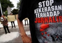 Wartawan Diperlakukan Tidak Menyenangkan, Aktivis di Situbondo Kecam Pengelola Beach Forest Ilustrasi - Aksi solidaritas wartawan untuk menolak tindakan intimidasi dan kekerasan terhadap jurnalis. (ANTARA FOTO/Noveradika/Koz/nz/aa.).