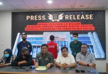 Tim Tabur Kejaksaan Sulsel, Tangkap Buronan Penipuan Investasi Bodong Bitkoin Crypto Rp5.9 Milyar FOTO: Tim Tangkap Buron (Tabur) Intelijen Kejaksaan Tinggi Sulawesi Selatan bersama Tim Tabur Kejaksaan Agung Republik Indonesia, saat memberi keterangan pers nya usai menangkap buronan investasi tambang digital Bodong berupa koin Crypto hingga korban mengalami kerugian materi sebesar Rp. 5,9 Milyar.