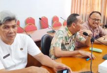 Wabup Tunjuk Tim Pemerintah Dalam Pelaksanaan Giat Pelayanan Medis Doctor Share dr. Lie Dharmawan II FOTO: Wakil Bupati Kep. Selayar H. Saiful Arif, SH, saat menggelar pertemuan dengan pihak Dinas Kesehatan dan Staf Ahli.