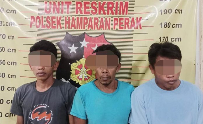 FOTO: 3 orang pelaku berinisial Menan (31), warga Gg. Bilal Dusun 6 Desa Hamparan Perak, Utama Sahara (22), warga Dusun V Desa Klambir Kec. Hamparan Perak dan Jumatul Aini (48) ,warga Dusun IV Desa Klambir Kecamatan Hamparan Perak.