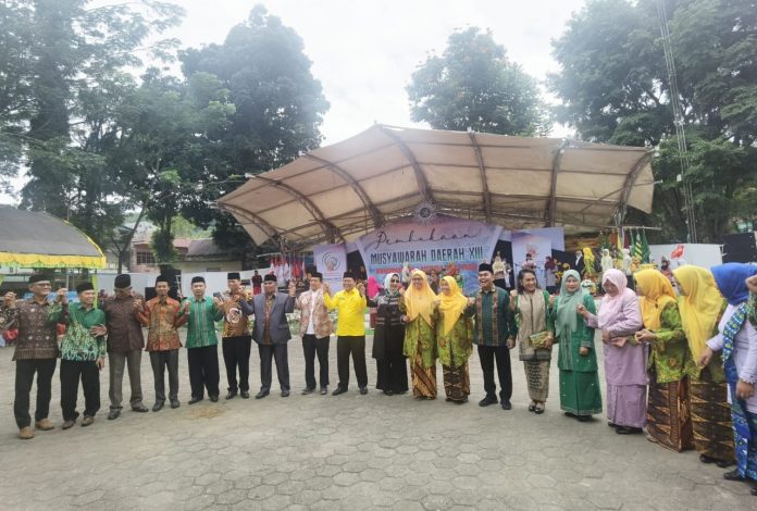 Ketua DPRD Tana Toraja Welem Sambolangi menghadiri Pembukaan Musyawarah Daerah (Musda) ke XIII Pengurus Daerah (PD) Muhammadiyah Tana Toraja, dan Musda ke XIII Aisyiyah Tana Toraja,di Pelataran Pasar Seni Makale, Sabtu (27/5).