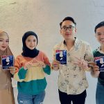Pemilu 2024 Didominasi Pemilih Gen Z, Politisi Muda Partai Demokrat Bulukumba Tuai Dukungan Anak Milenial FOTO: Ayu Lestari Hidayat (Hijab hitam) dan Andi Ibrahim Guntur (tengah) saat bertemu di Circlie Cafe jalan Gajah mada, Ujung Bulu, Bulukumba. Sabtu malam (27/5/2023)