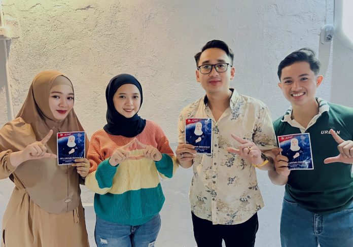 FOTO: Ayu Lestari Hidayat (Hijab hitam) dan Andi Ibrahim Guntur (tengah) saat bertemu di Circlie Cafe jalan Gajah mada, Ujung Bulu, Bulukumba. Sabtu malam (27/5/2023)